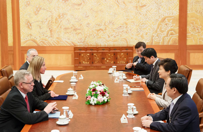 President Park Geun-hye meets with Federica Mogherini, the EU's high representative for foreign affairs and security policy, and other EU representatives on May 4 at Cheong Wa Dae.