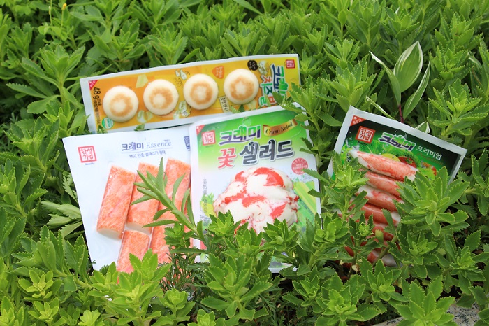 Hansung's Crami line of crab sticks has an enhanced crab taste and fragrance. It is delicious as the main ingredient for salads, pasta or even as snacks along with some beer or soju.