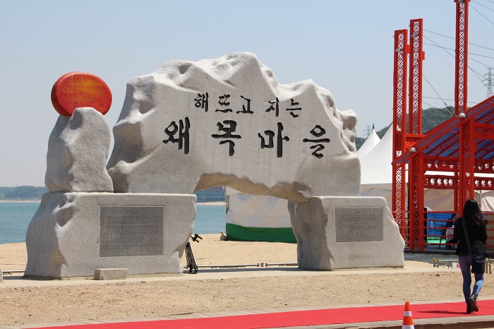 Some 210 days after setting off, skipper Kim Seung-jin completes his around-the-world sailboat trip and returns to Waemokhang Port in Dangjin on May 16.