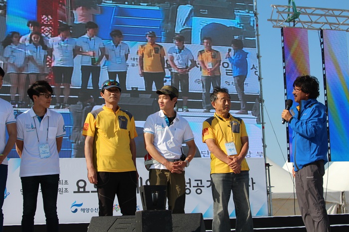 Sailor Kim Seung-jin thanks all the people who gave him support, at Waemokhang Port on May 16.