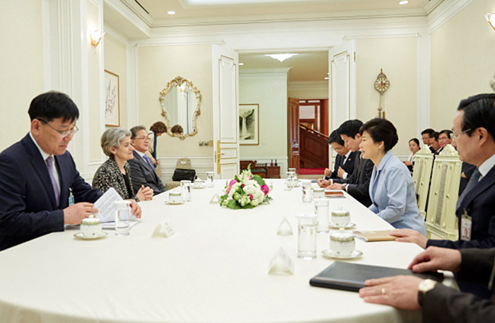President Park Geun-hye meets Irina Bokova, director-general of UNESCO, on May 20, to discuss Korea-UNESCO relations and participation in a global campaign for the development of education.