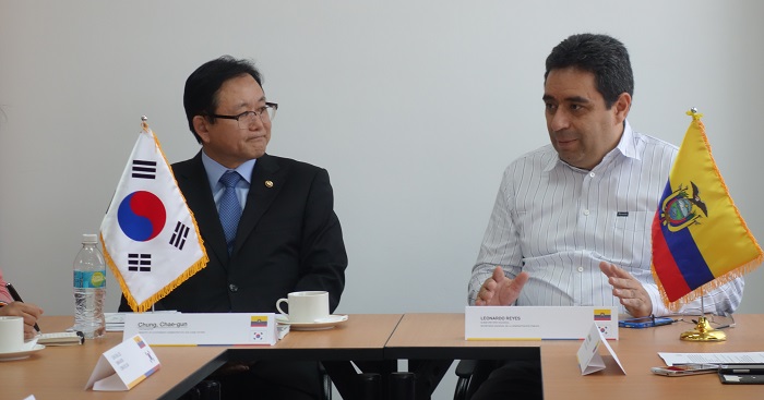 Vice Minister Chung Chae-gun (left) of the Ministry for Government Administration and Home Affairs and Assistant Secretary Leonardo Bernal of the National Secretary of Public Administration discuss cooperation on online government services on May 19 in Quito.