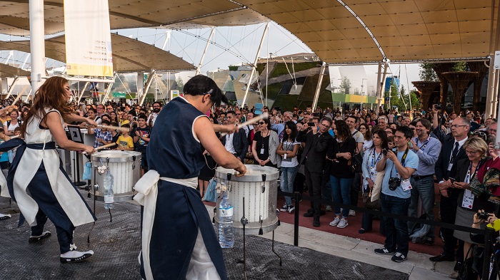 Ahead of the diner, visitors to the Korean Pavilion enjoy a performance by percussion band Superstick on June 1.