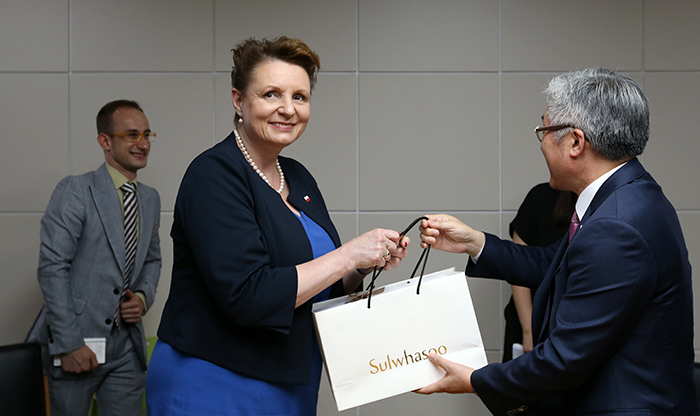 Minister of Culture Kim Jongdeok delivers a package of Sulwhasoo cosmetics as a gift to Malgorzata Omilanowsk, his Polish counterpart, on June 4 in Seoul on the occasion of the opening of a Polish art exhibit.