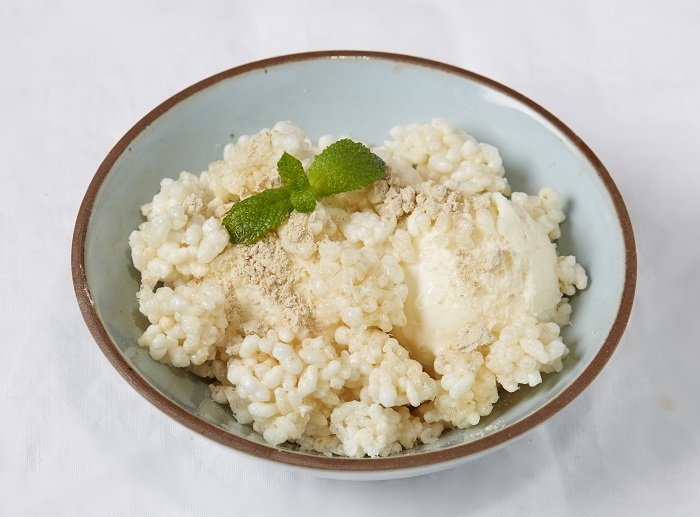 Crunchy rice with gelato.