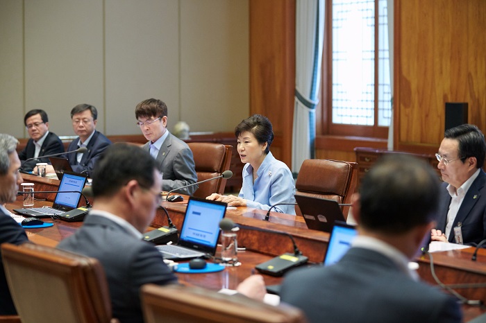 President Park Geun-hye emphasizes that the government, medical experts and the people in general need to be united in order to overcome the outbreak of the respiratory syndrome, at Cheong Wa Dae on June 15.