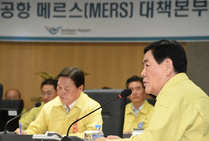 Deputy Prime Minister Choi Kyung Hwan (right) visits Incheon International Airport to check immigration control systems on June 14.