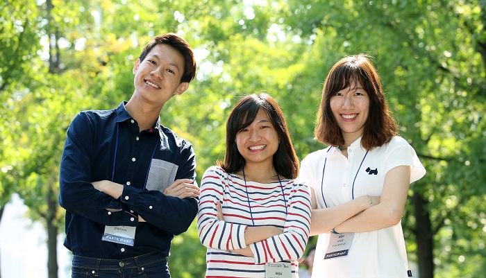 The <i>Hwawon4</i> team explores the life and artistic achievements of Joseon painter Kim Hong-do (1745-1806). The team members include (from left) Kevin Wong Wai Hoong, Liew Jeen Vern, both from Malaysia, and Chae Hye-jeong from Korea. Not shown is Korean team member Kim Ei-jin.