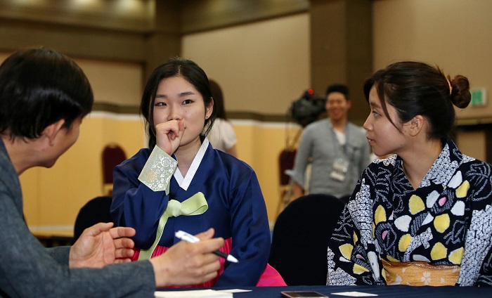 Wato Midoriko (center) and Shiranami Chiharu talk about diplomat Yi Ye (1373–1445) who played a critical role in Korea-Japan relations during Joseon times.