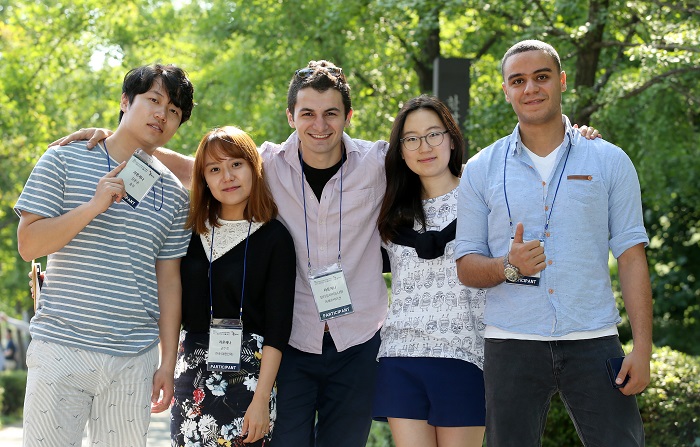 The <i>Laonjena</i> team is comprised of (from left) Jin Chunquan, Kwon Su-jin, Khalilzade Nihat, Lee So-young and Kandil Sami Mohamed. They condensed the life, patriotism and artistic dedication of art collector Chun Hyung-pil (1906-1962), better known by his penname Gansong, into a short play, winning one of the third place spots.