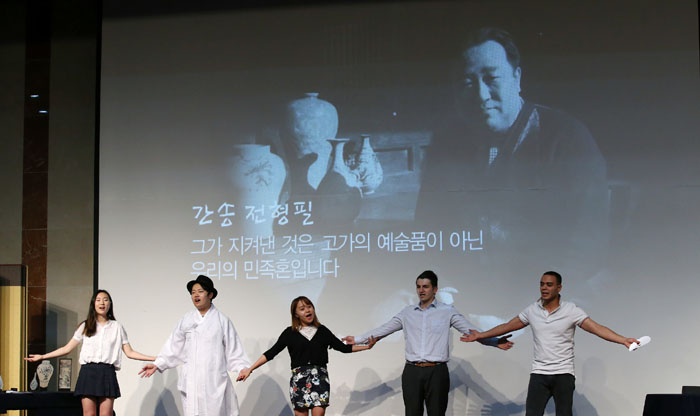 The <i>Laonjena</i> team sings 'In This Moment' with lyrics that they wrote themselves based on the life of Chun Hyung-pil (1906-1962).