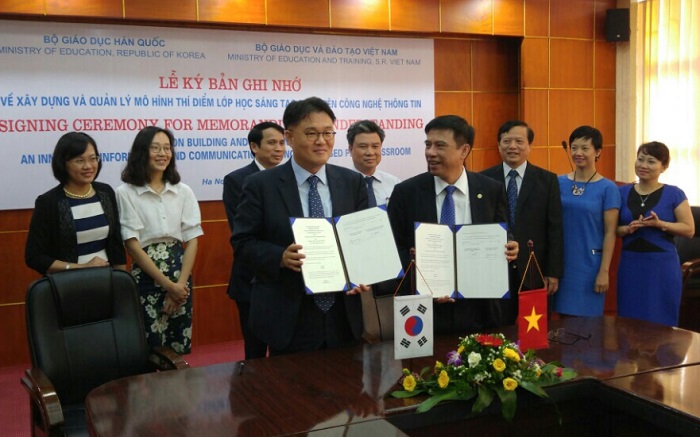 Representatives from Korea and Vietnam sign an MOU on the establishment and management of classrooms equipped with smart digital technologies.