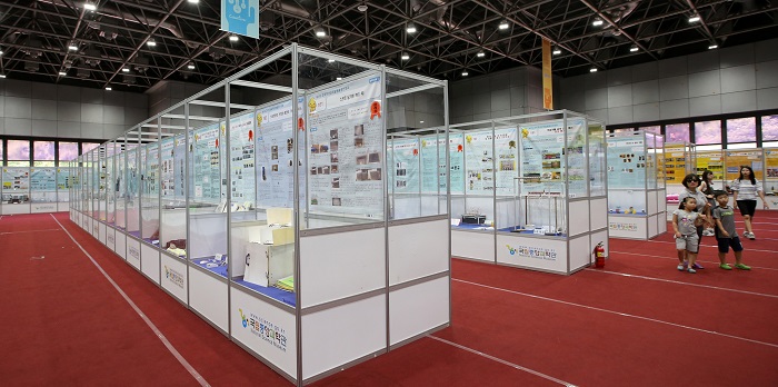 (From top) On display are a self-singing keyboard, a flexible baby carriage where babies can lie down, and colorful iron works of art, all created by middle or high school students. Some 300 inventions are on display at the National Science Museum in Daejeon.