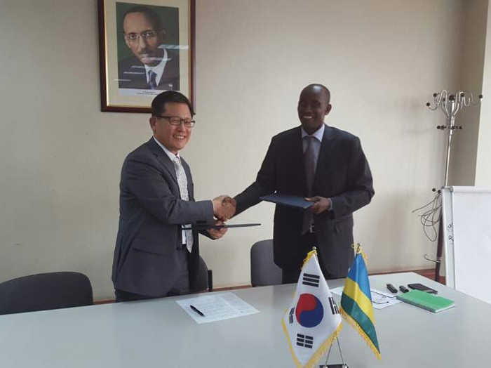 Vice-administrator of the PPS Lee Taewon (left) and Augustus Seminega, the director-general of Rwanda's Public Procurement Authority, pose for a photo after signing an MOU on e-procurement cooperation between Korea and Rwanda. As of November 2016, the online procurement system used by the Korean government has been exported to seven countries.