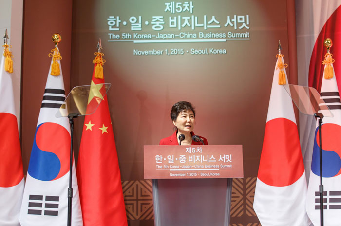 During the Korea-China-Japan Business Summit on Nov. 1, President Park Geun-hye proposes building an economic community among the three countries, cooperating on future growth industries, and jointly responding to global issues.