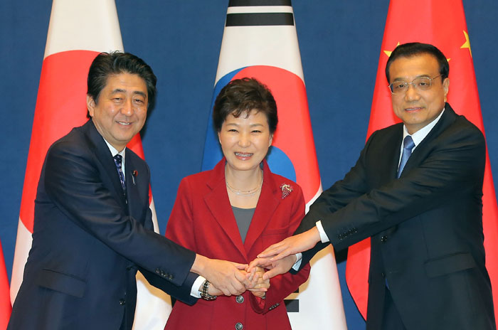 President Park Geun-hye (center), Japanese Prime Minister Shinzo Abe (left) and Premier Li Keqiang of China pose for a photo during the sixth Trilateral Summit Meeting on Nov. 1 at Cheong Wa Dae. The three leaders adopted a Joint Declaration for Peace and Cooperation in Northeast Asia.