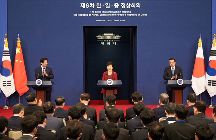 President Park Geun-hye (center), Japanese Prime Minister Shinzo Abe and Chinese Premier Li Keqiang express their will to strengthen trilateral cooperation during a joint press conference after the sixth Trilateral Summit Meeting, in Seoul on Nov. 1.