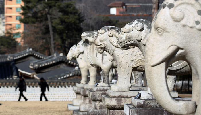 160108_yureung_statuealigned.jpg