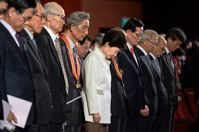 President Park Geun-hye (center) and attendees take a silent bow during the March First Independence Movement Day commemoration ceremony.