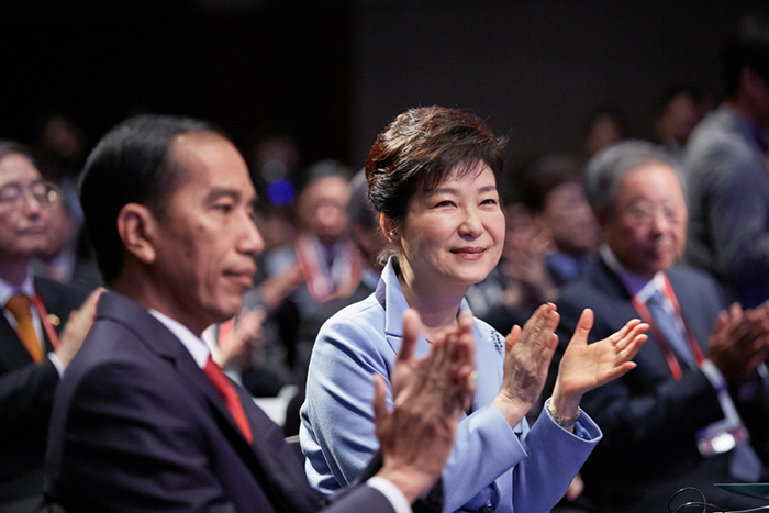President Park Geun-hye and Indonesian President Joko Widodo attend the seventh Asian Leadership Conference in Seoul on May 17.