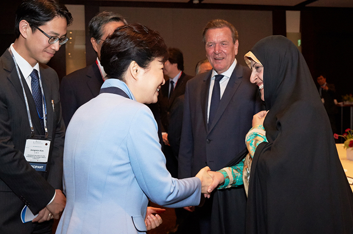 President Park Geun-hye meets with Iranian Vice President Masoumeh Ebtekar during the seventh Asian Leadership Conference in Seoul on May 17.