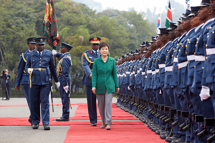President Park Geun-hye inspects an honor guard at the presidential palace in Nairobi on May 31.