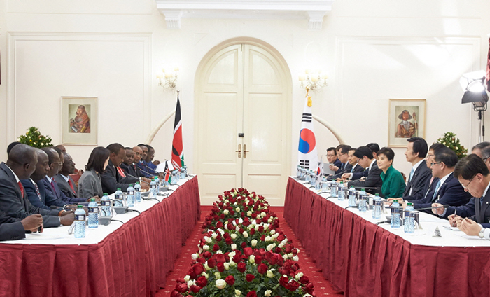 Kenyan President Uhuru Kenyatta and President Park Geun-hye hold summit talks at the presidential palace in Nairobi on May 31.