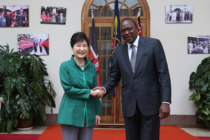 President Park Geun-hye (left) and Kenyan President Uhuru Kenyatta shake hands at the presidential palace in Nairobi on May 31. The two leaders have agreed to bolster cooperation on the economy, trade and development.