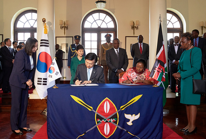 Government representatives from Korea and Kenya sign MOUs on intergovernmental cooperation, with President Park Geun-hye (back, left) and Kenyan President Uhuru Kenyatta (back, right) in attendance, at the presidential palace in Nairobi on May 31. The two governments signed 20 MOUs covering economic cooperation that day.