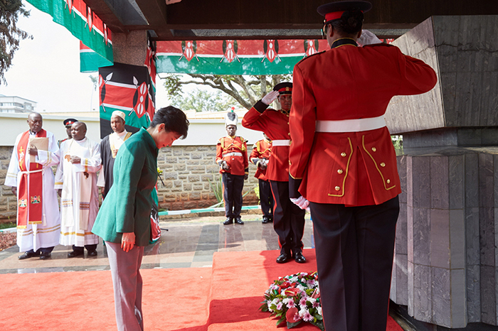President Park Geun-hye lays a wreath at the tomb of the former Kenyan President Jomo Kenyatta and pays tribute to him with a moment of silence on May 31 in Nairobi.