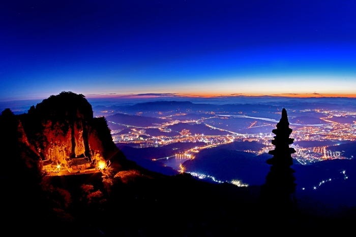 Photographer Kim Hak-su’s photo, a prize-winner, shows the Yaksaam Hermitage and a pagoda taken at the top of Geumosan Mountain at daybreak.