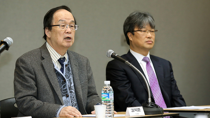 President Kim Hak-jun (left) of the Northeast Asian History Foundation attends a press conference on December 22 to explain how the mural painting was revived.