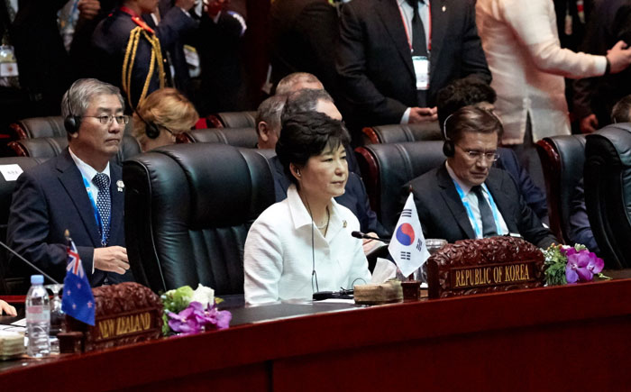 President Park Geun-hye attends the East Asia Summit in the Laotian capital of Vientiane on Sept. 8. (Cheong Wa Dae)