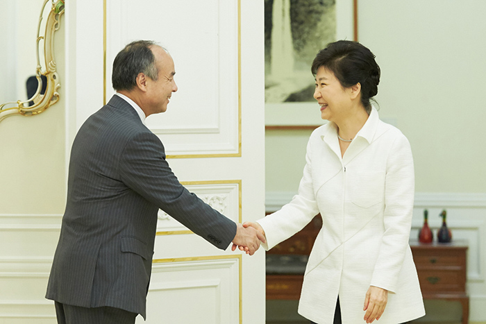 President Park Geun-hye (right) greets SoftBank CEO Masayoshi Son at Cheong Wa Dae on Sept. 30.