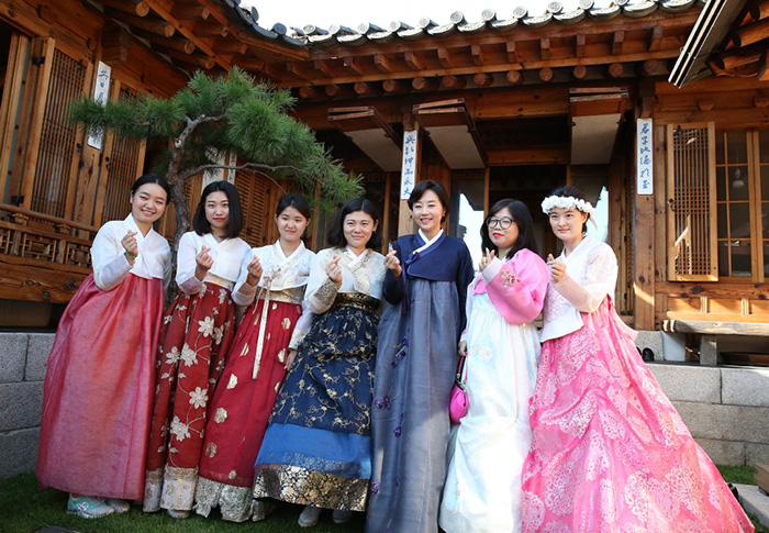 Famous Chinese bloggers and online personalities pose for a photo with Minister of Culture, Sports and Tourism Cho Yoonsun (third from right) on Oct. 3 in Seoul.