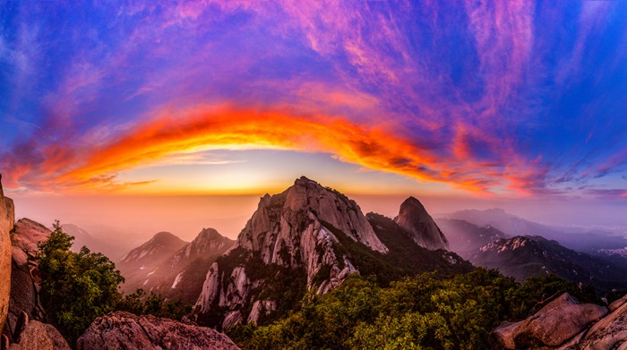 Kim Gyu-wan’s “One Summer Dream,” which shows the flaming sunset over Bukhansan Mountain, won the grand prize.