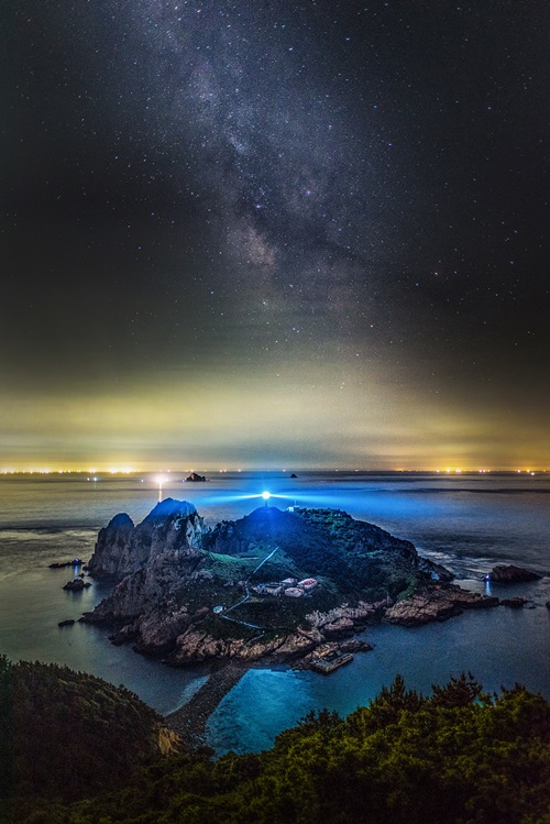 The first prize, “The Night is More Beautiful at Somaemuldo Island,” shows the sparkling lights of boats, lighthouses and stars across the sky at Somaemuldo Island.