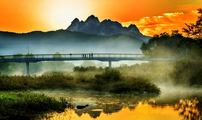 The second prize-winning photo, “The People on Bukhansan Mountain,” captures the mountain climbers that are walking on the bridge of Bukhansan National Park.