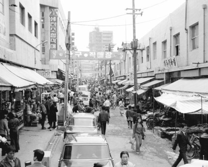 This 1972 photo of central Namdaemun Market, in Jung-gu District, Seoul, shows that the place was just as crowded then as it is now.