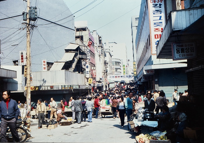 This photo of Namdaemun Market in 1980 is on display at the ‘Namdaemun Market’ special exhibition currently underway at the Seoul Museum of History.