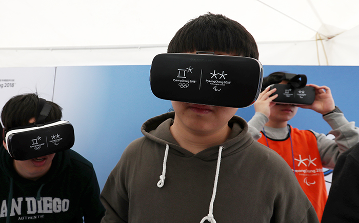Visitors to the 31st arts and drawing competition for the disabled try out some VR skiing at the National Fork Museum of Korea, in Seoul on April 25.