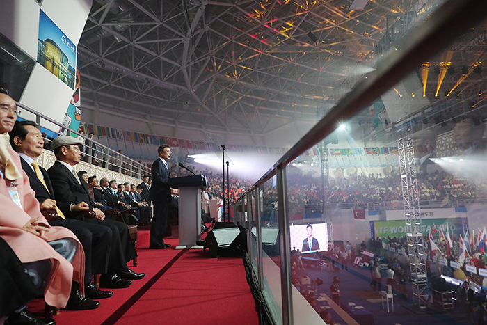 President Moon Jae-in on June 24 welcomes the North Korean ITF delegation in his congratulatory speech during the opening ceremony of the 2017 World Taekwondo Championships at Taekwondowon in Muju-gun County, Jeollabuk-do Province. (Cheong Wa Dae)