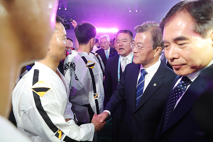 President Moon Jae-in (second from right) on June 24 meets a North Korean ITF delegation in the opening ceremony of the 2017 World Taekwondo Championships at Taekwondowon in Muju-gun County, Jeollabuk-do Province. (Cheong Wa Dae)