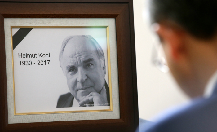 First Vice Foreign Minister Lim Sung-nam writes a message of condolences at the German Embassy in Korea on June 21 to commemorate Germany's late former Chancellor Helmut Kohl, who passed away on June 16. (Jeon Han)