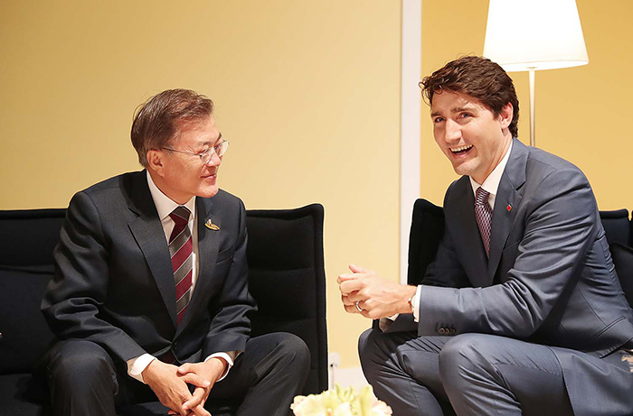 President Moon Jae-in (left) and Canadian Prime Minister Justin Trudeau hold a phone call on March 20 to talk about working together on free trade and toward a peaceful resolution for Korean Peninsula issues. The photo shows the two leaders at the G20 Summit in Hamburg, Germany, in July 2017. (Cheong Wa Dae)