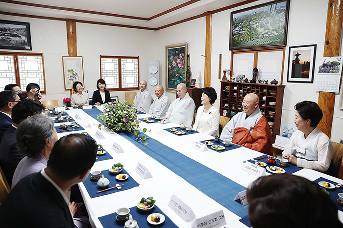 First lady Kim Jung-sook attends a tea ceremony with the Venerable Jaseung, president of the Jogye Order, Bongeunsa Temple head monk Wonmyeong, other senior religious figures and the faithful, during her visit to Bongeunsa Temple in Gangnam-gu District on July 25.