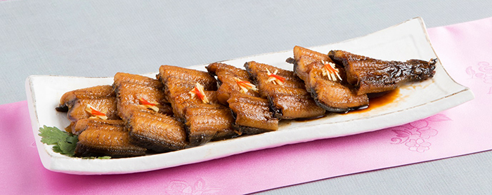 <i>Getjangeo</i> pike eels (갯장어) are in season from June to August. Pike eels caught off of Goheung in Jeollanam-do Province are considered to be the best in the nation. The photo above shows grilled eel, one of the representative eel dishes.