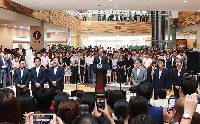 문재인 대통령이 9일 서울 서초구의 성모병원에서 정부의 건강보험 보장 강화 대책을 발표하고 있다.