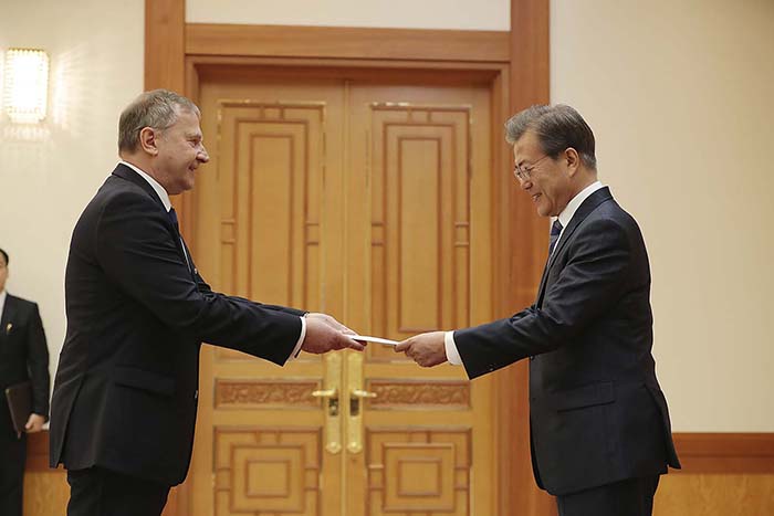 171103_presidentenvoys_3.jpg