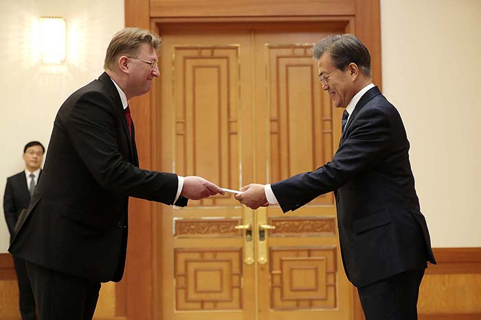 171103_presidentenvoys_5.jpg